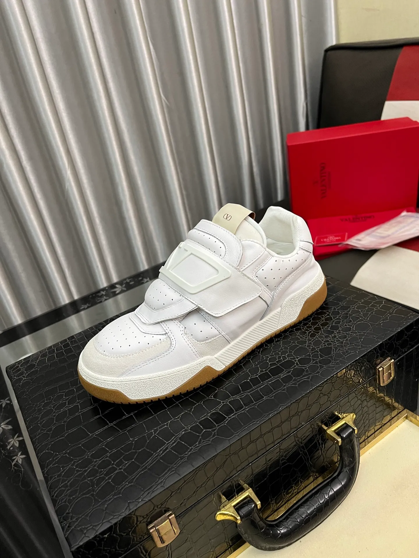 Men's shoes 💰540⌚️⌚️ VALENTINO Valentino's 2025 SS spring and summer new hot casual sports shoes, imported elastic cloth upper ➕The heel is Warren's exclusive rivet shape. The whole is very representative, the combination outsole is really easy to wear and very comfortable on the foot~, classic, comfortable and versatile! Size: 38-443️⃣Colors available